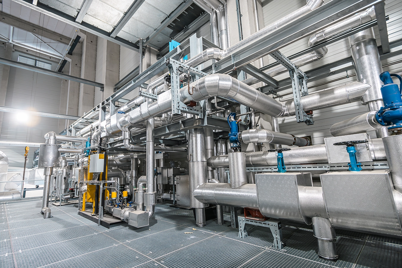 Ansicht der Anlage von innen mit breiten Rohrleitungen.