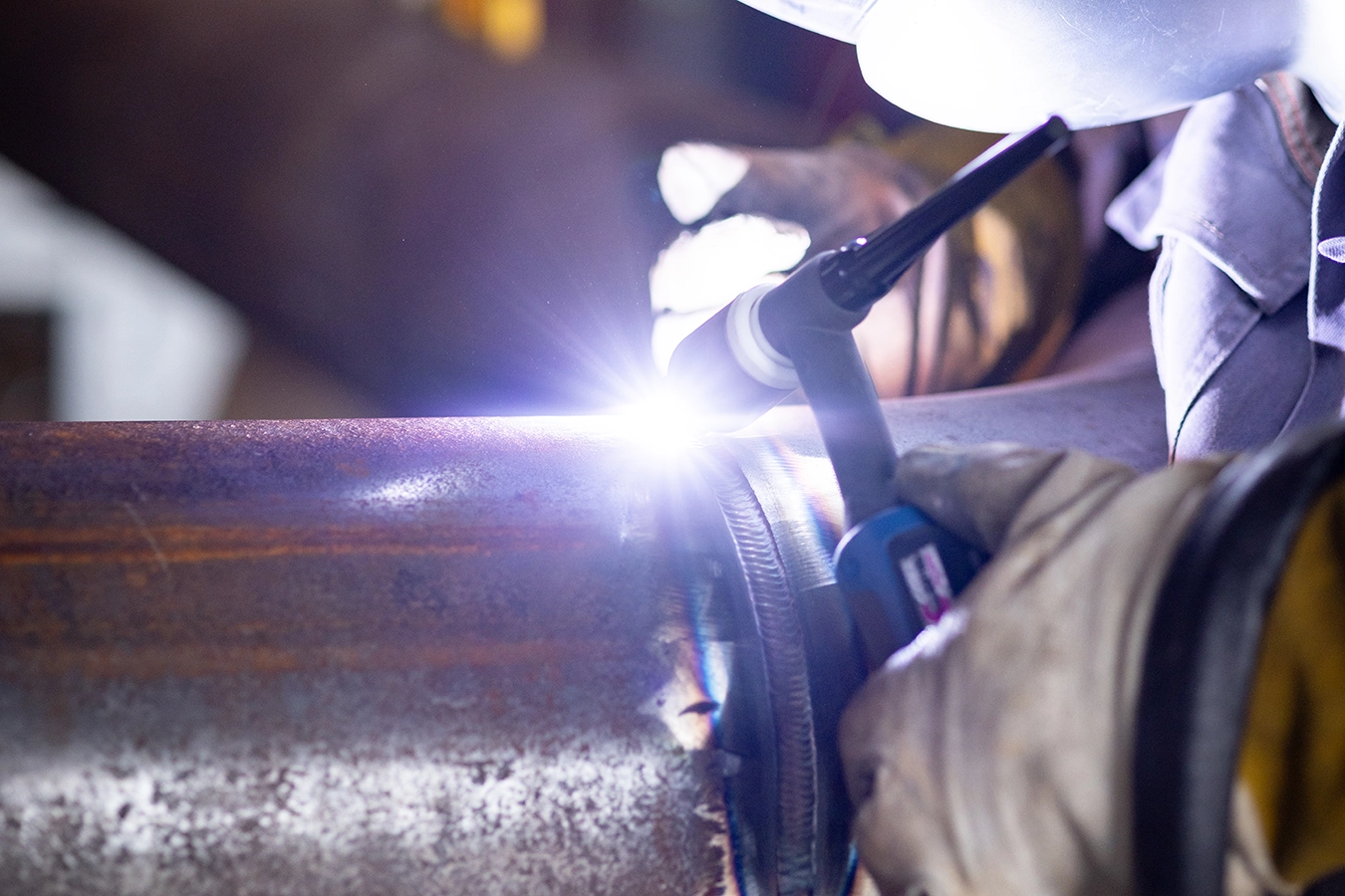 Schweißer beim Schweißprozess eines Rohrs