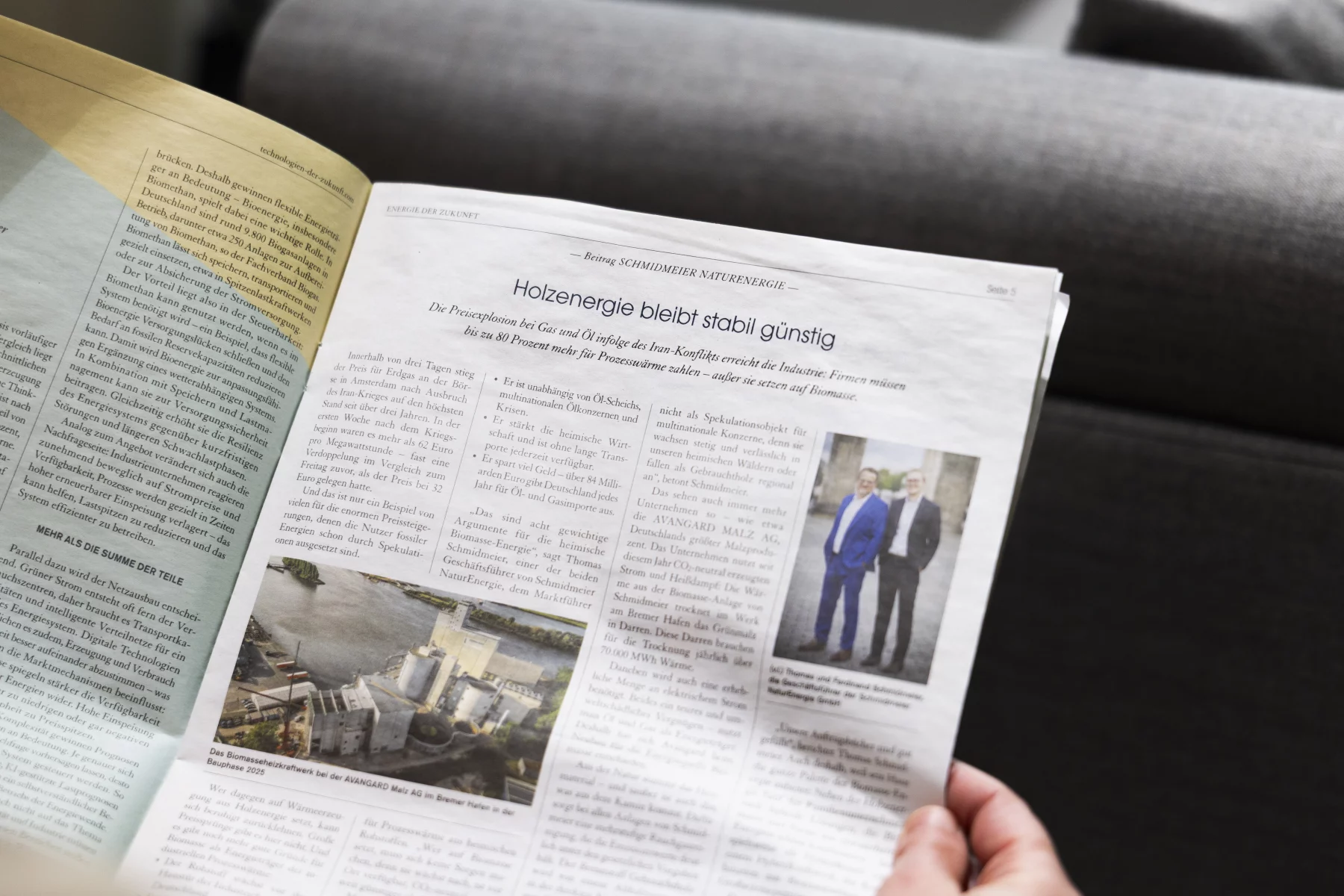 Aufgeschlagene Zeitung mit den Artikelbeitrag "Holzenergie bleibt stabil günstig"