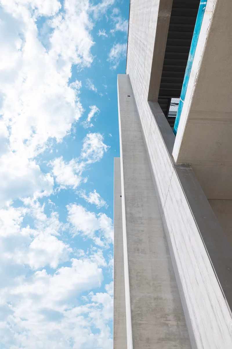 Ansicht der Außenfassade in Penzberg mit blauem Himmel im Hintergrund.