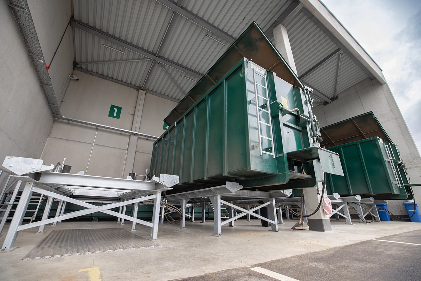 Brennstoffcontainer der Anlage in Bruckmühl.