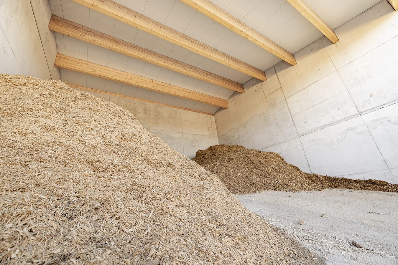Holzreste auf Haufen im Brennstofflager von Pelzl