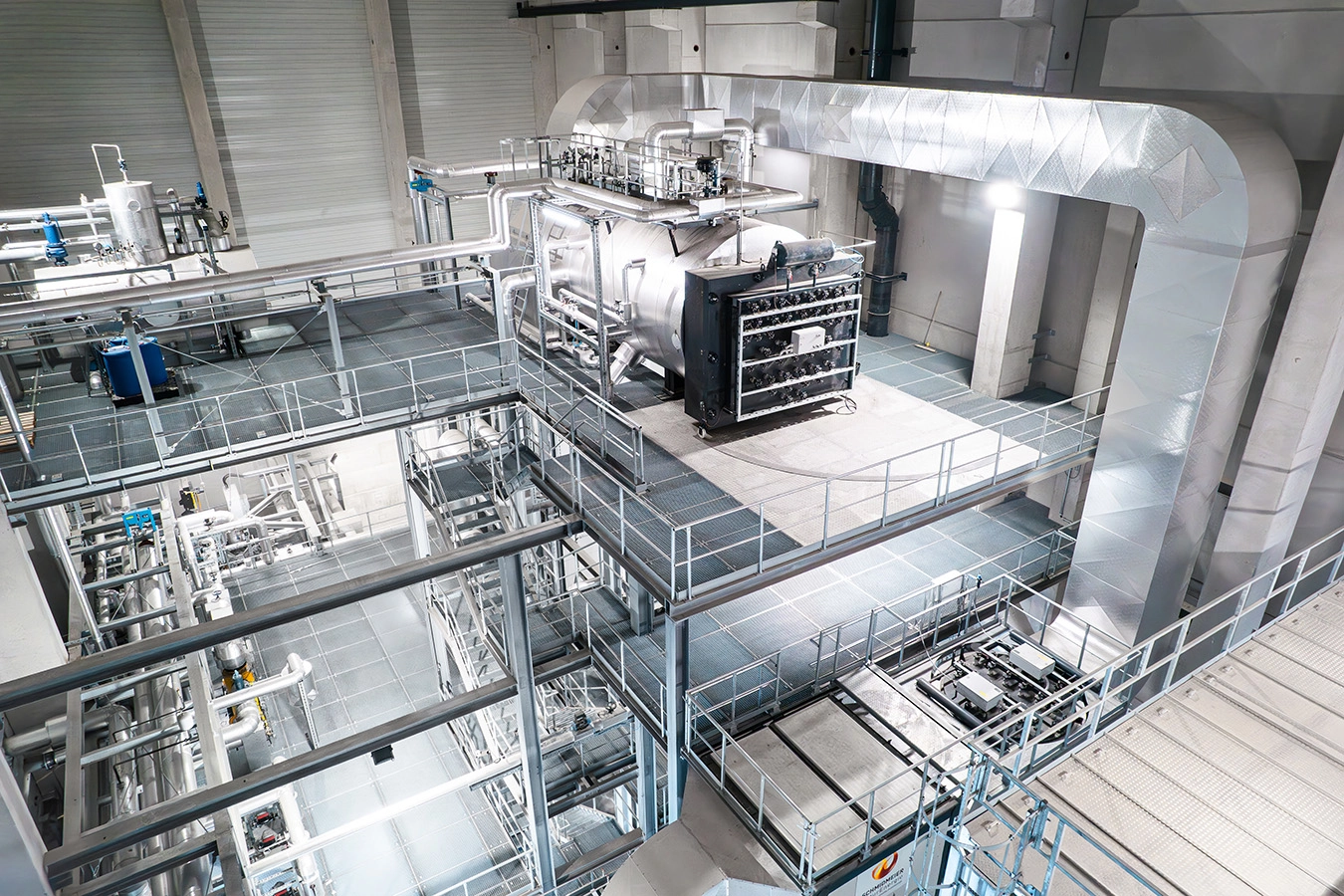 Dampfkessel und Metallrohre der Anlage in Bramsche