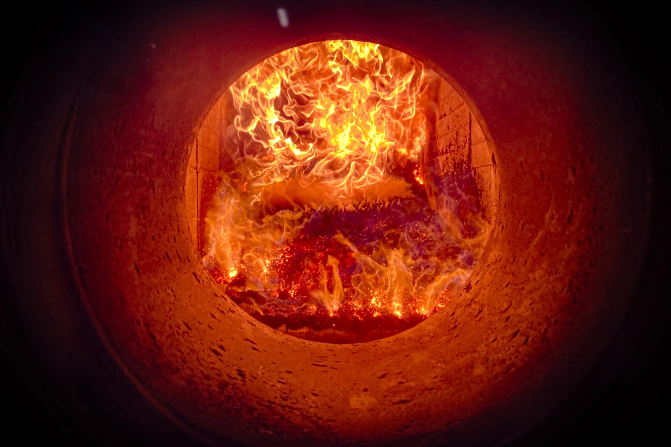 Brennendes Feuer im Feuerkessel. Nahaufnahme.