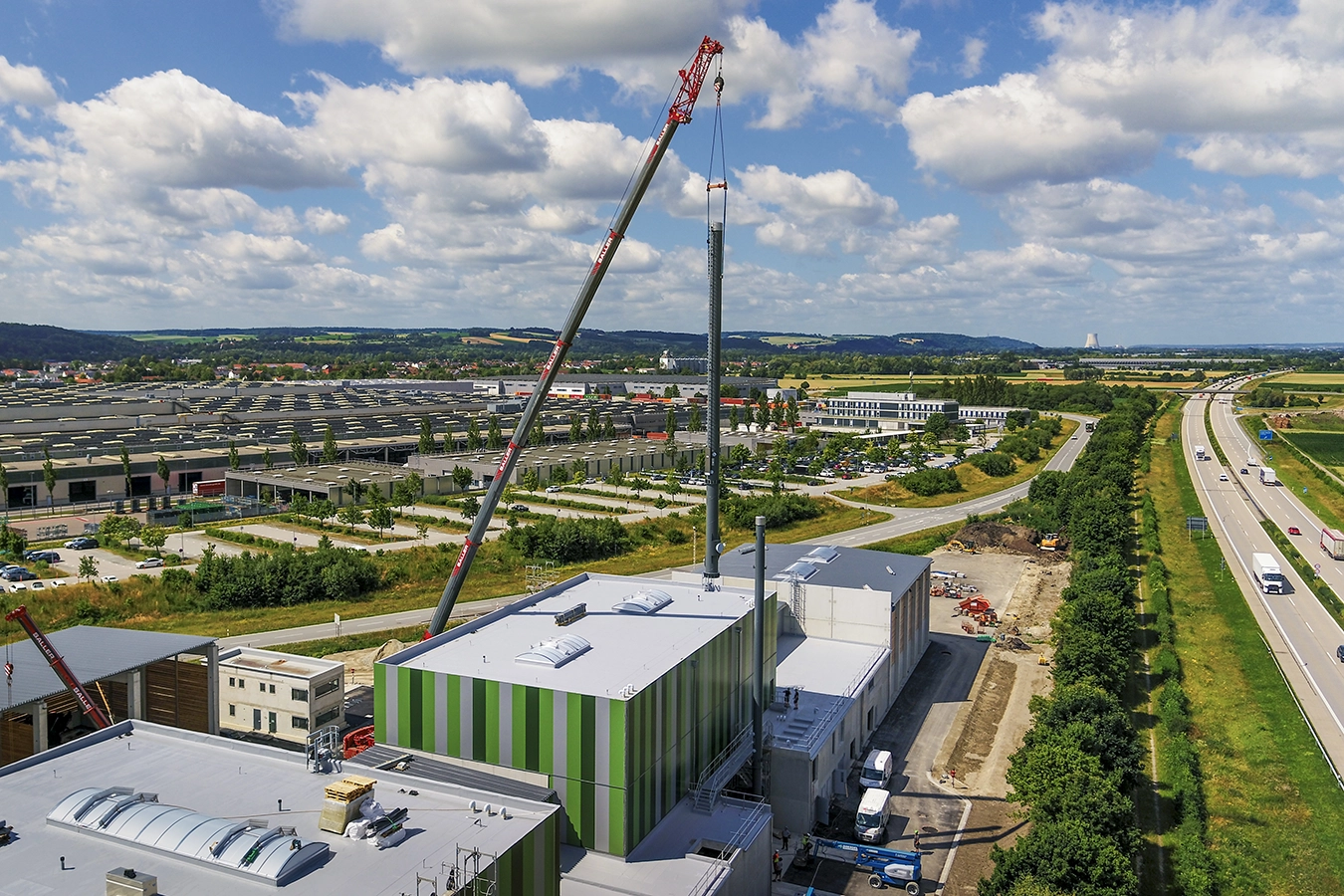Anlage in Dingolfing direkt an der A92. Laufender Bauprozess mit Kran.