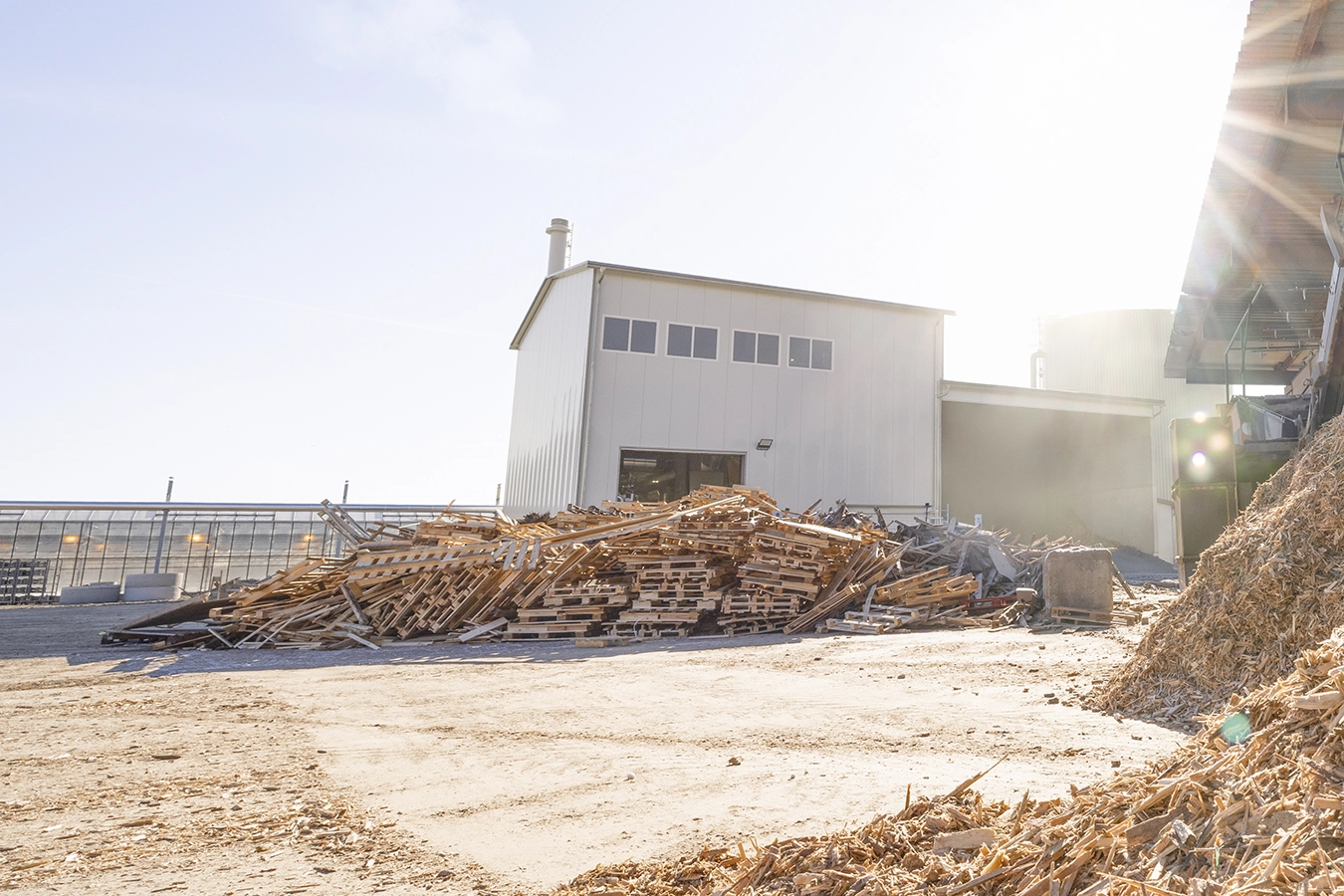 Gebrauchtholz und Altpaletten auf einem Haufen vor Brennstofflager der Anlage Pelzl