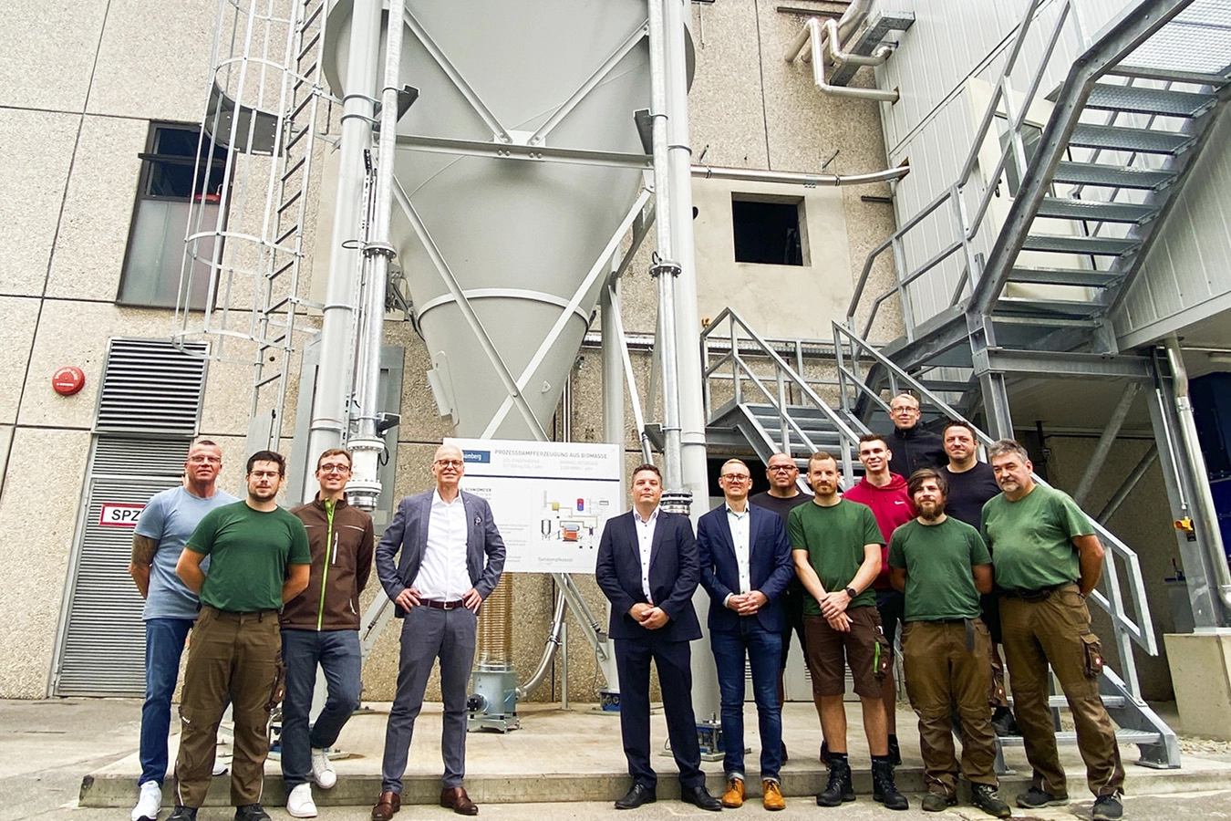 Gruppenfoto mit Geschäftsführer Ferdinand Schmidmeier der Firma Schmidmeier, Geschäftsführer Hr. Dr. Bohnen der Firma Ofa und den Mitgliedern der Ofa