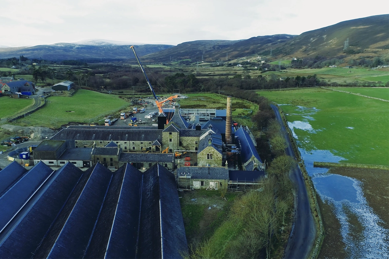 Ansicht der Anlage in Brora von der Seite / oben. Mit grüner Landschaft im Hintergrund.