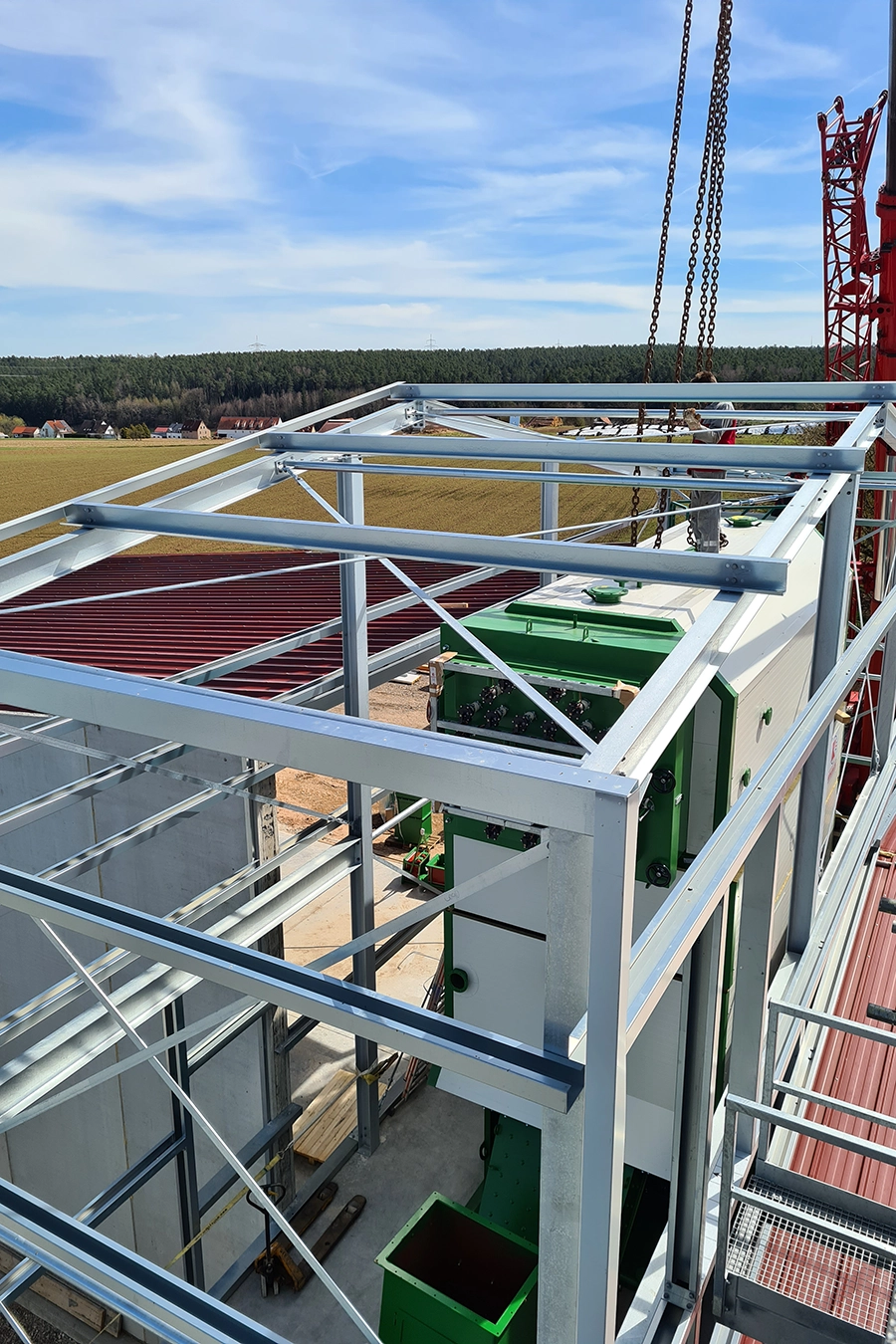 Laufender Bauprozess der Anlage in Heilsbronn. Ansicht von Seite/Oben