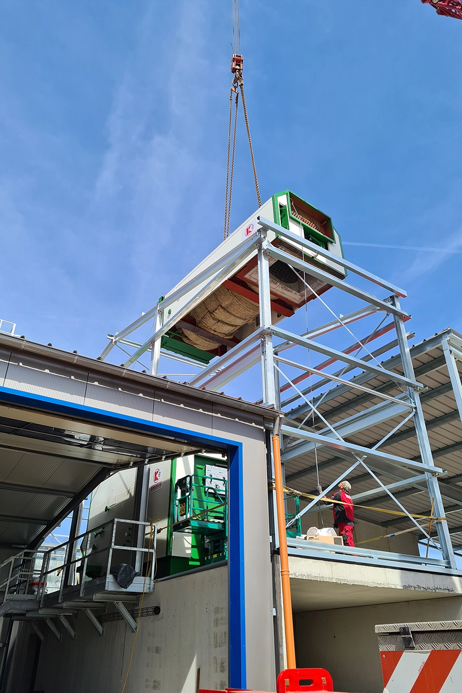 Einheben des Kessels mit Kran von oben. Ansicht von unten.