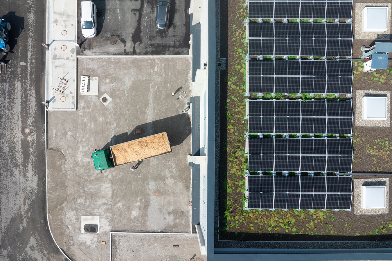 Ansicht der Anlage in Penzberg von oben. Rechts: Dach des Gebäudes mit Solaranlage. Links: Anlieferung des Brennstoffs mit LKW.