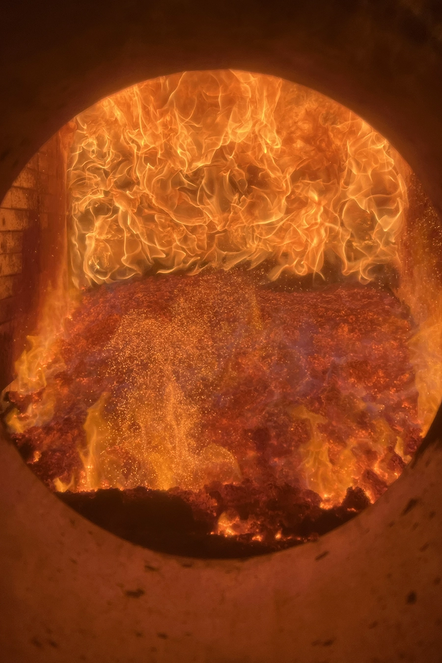 Brennendes Feuer im Feuerraum. Nahaufnahme