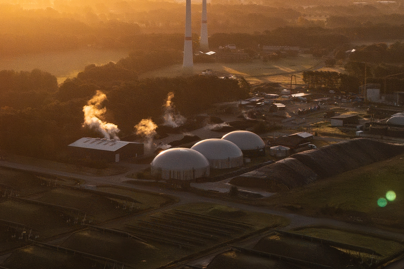 die Biogasanlage der Entsrogungsgesellschaft Steinfurt im Sonnenaufgang