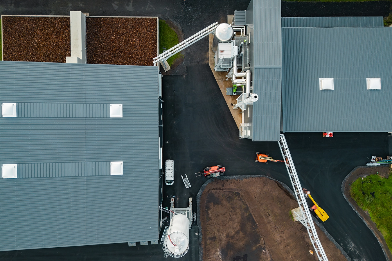 Die Biomasseanlage der Entsorgungsgesellschaft Steinfurt aus der Vogelperspektive mit der Rohrbrücke