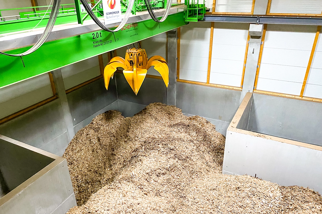 Ansicht des Brennstofflagers von oben mit automatisierenden Kran.