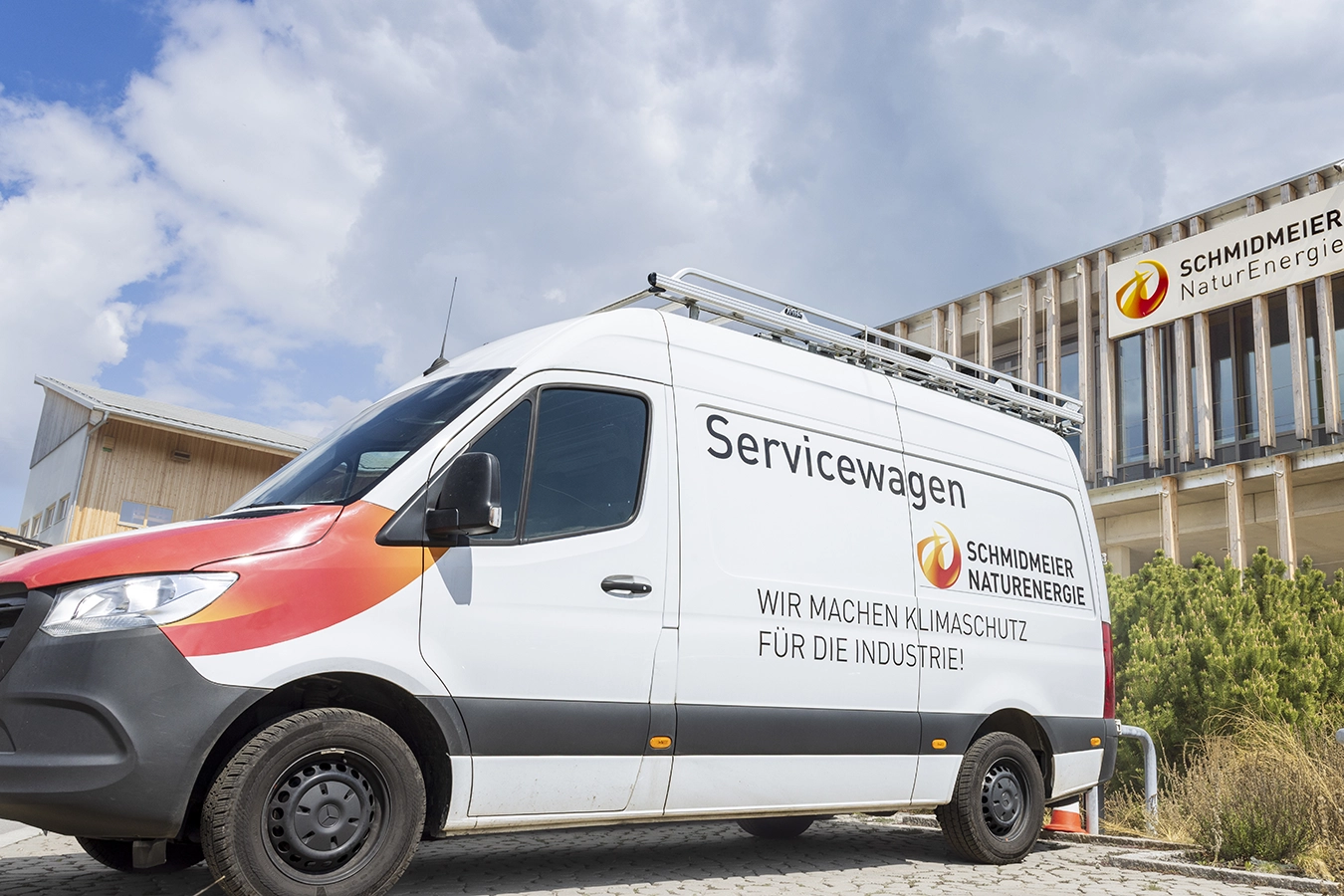 Ein Servicewagen der Schmidmeier NaturEnergie vor dem Firmengebäude