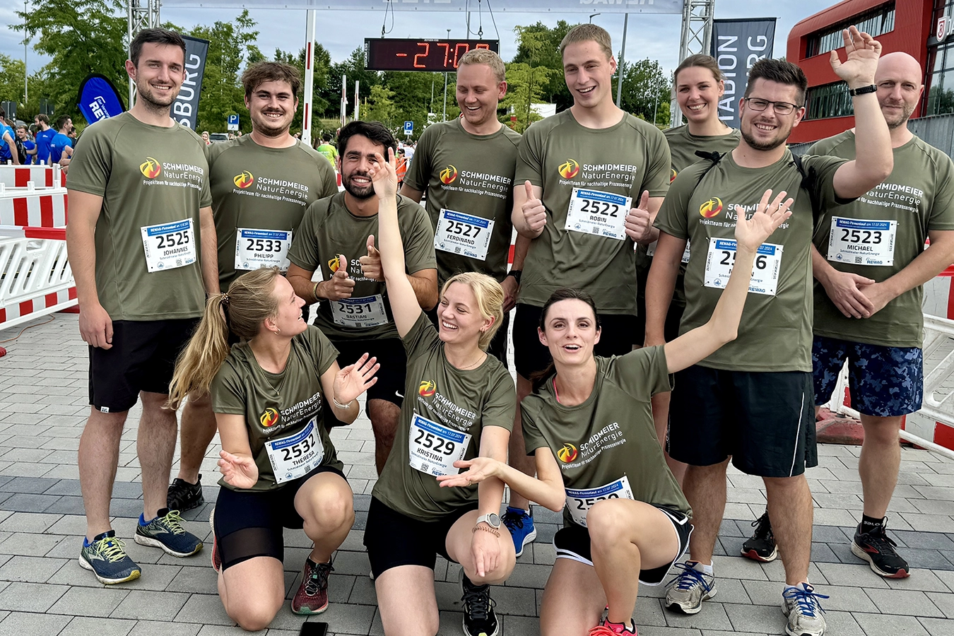 die Mitarbeiter der Schmidmeier NaturEnergie beim Regensburger Rewag Firmenlauf 2024