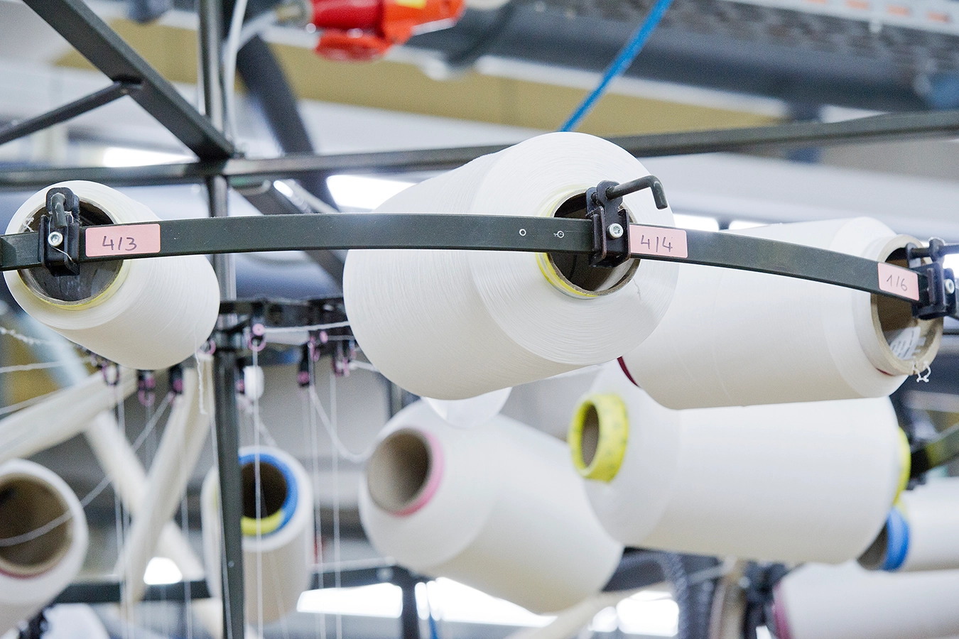 Nahaufnahme von weißen Nähspullen.