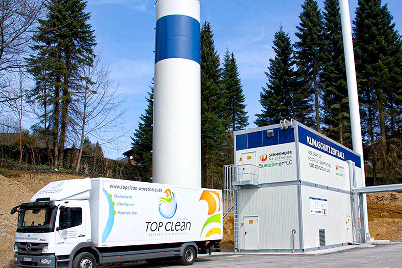 Ansicht der Klimaschutzzentrale von außen und geparktem LKW davor mit Aufschrift Top Clean.