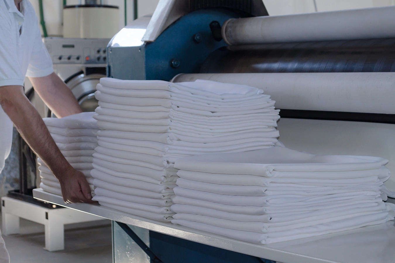 Weiße frisch gewaschene und gebügelte Wäsche.