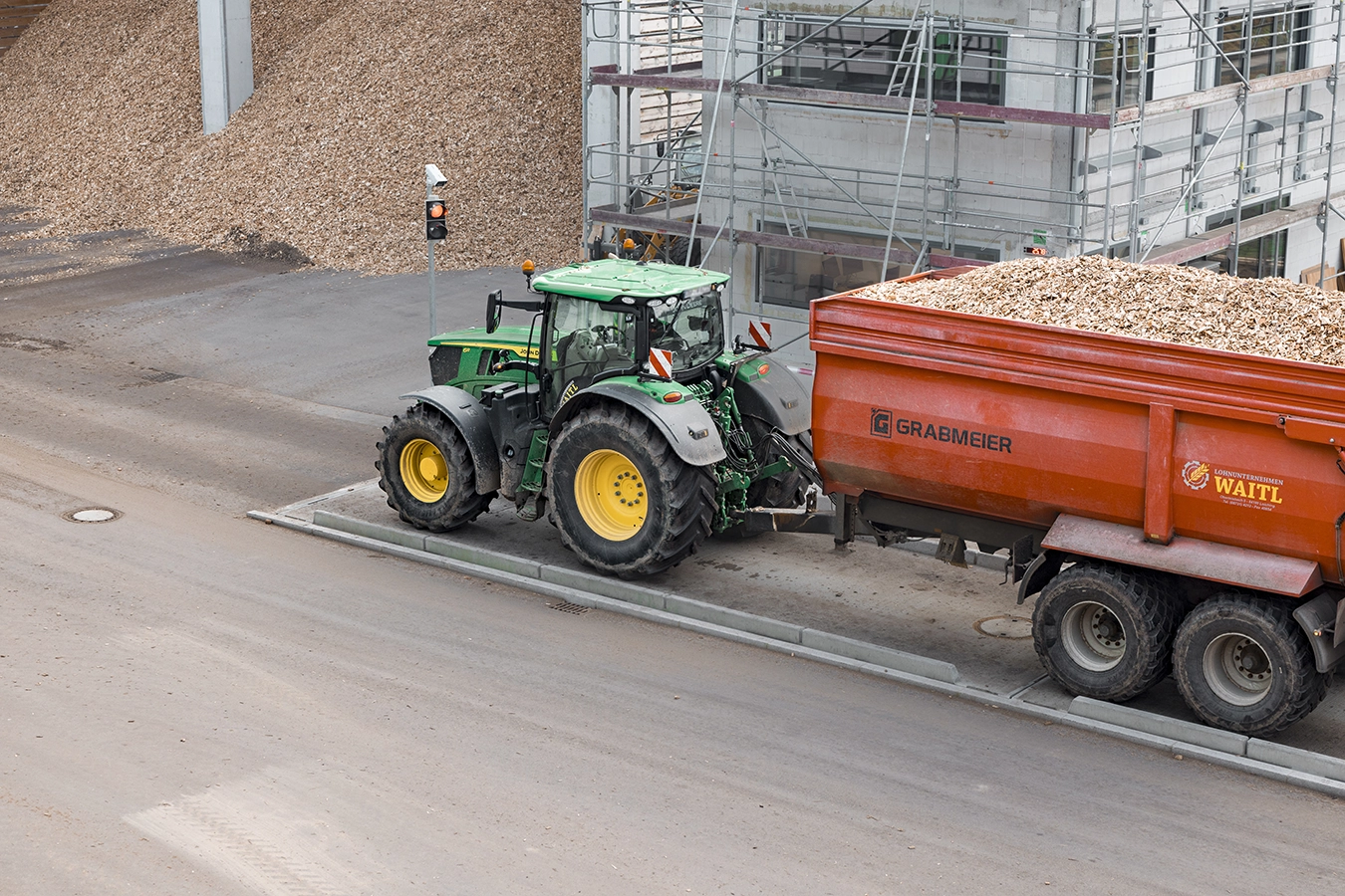 Traktor mit Anhänger gefüllt mit Waldhackschnitzel