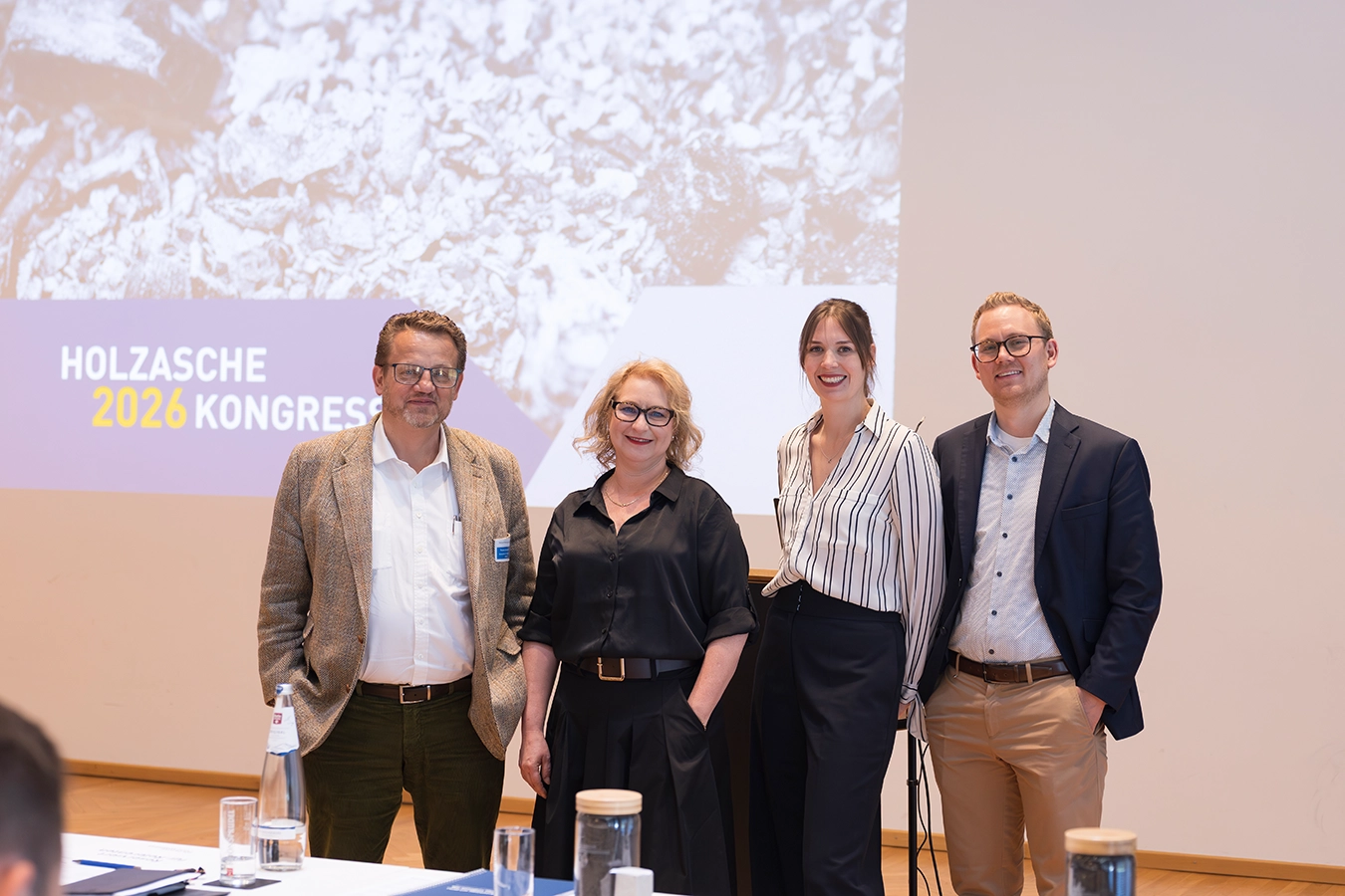Geschäftsführer Thomas und Ferdinand Schmidmeier mit Yvonne Bosch von der Bundesgütemeinschaft Holzasche e.V. und Anna-Marlen Vöcking von der Technologica GmbH.