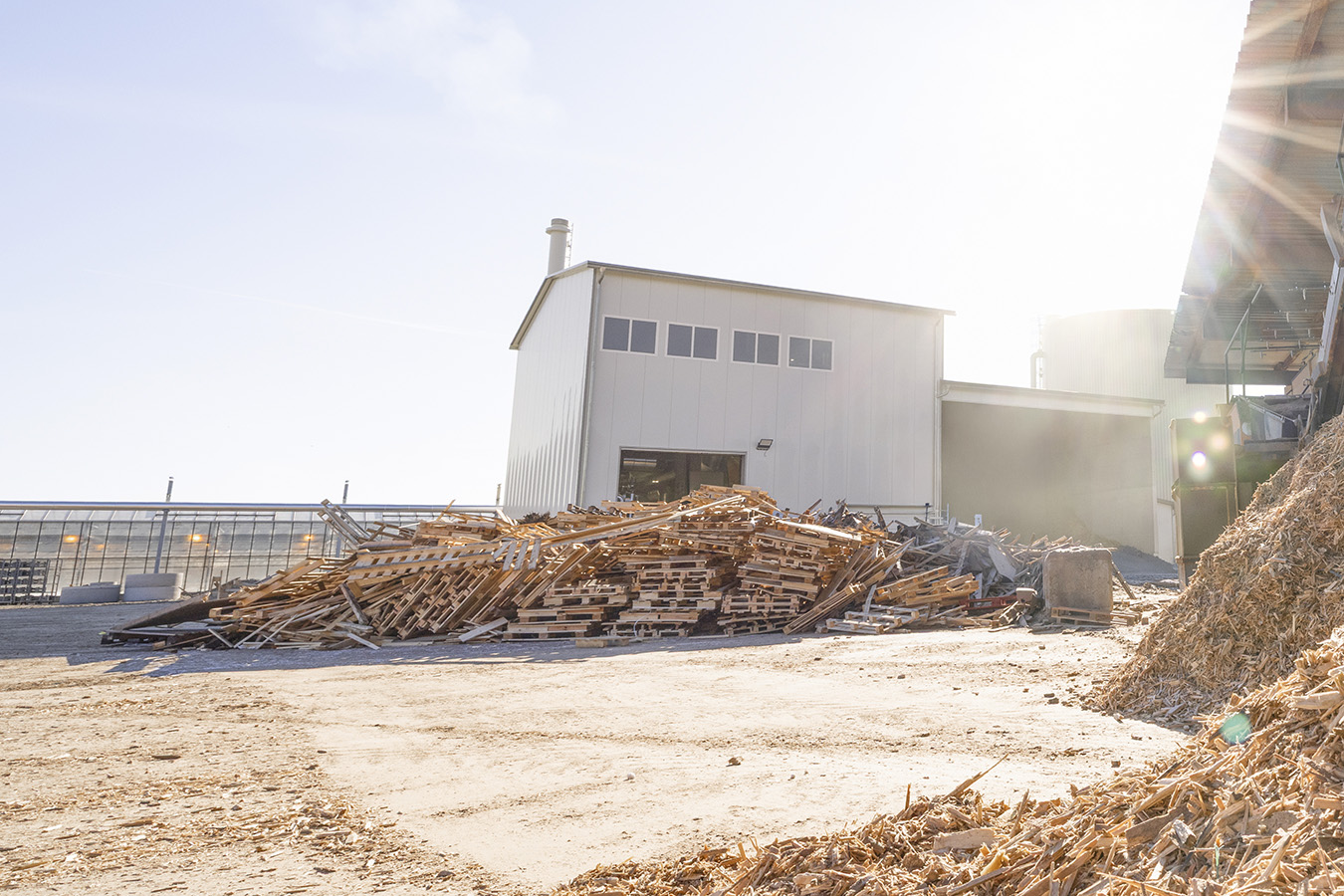 Biomasseanlage mit alten Holzstücken für Brennstoff