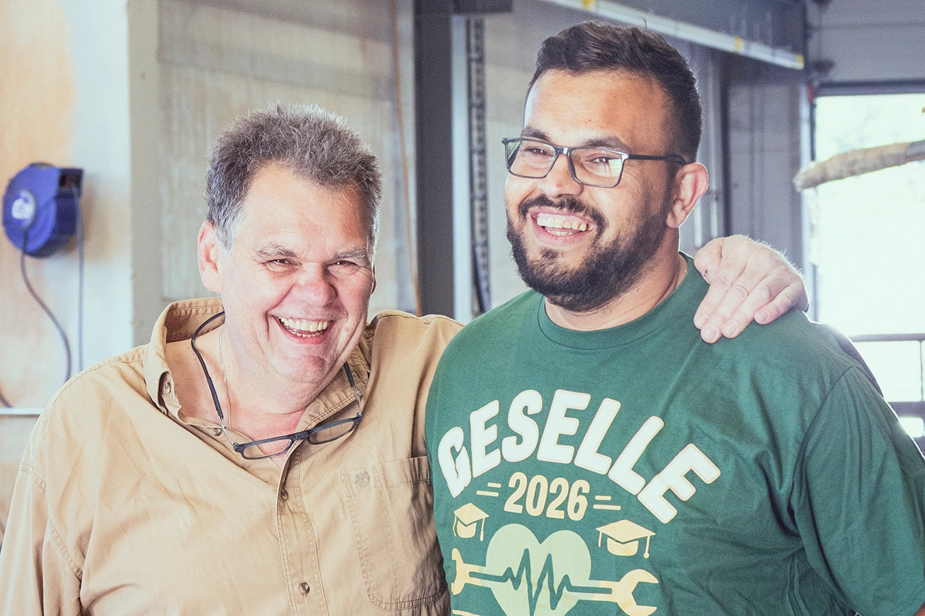 Ausbilder und Fertigungsleiter Stefan Teufel und Auszubildender Hasan Obaid