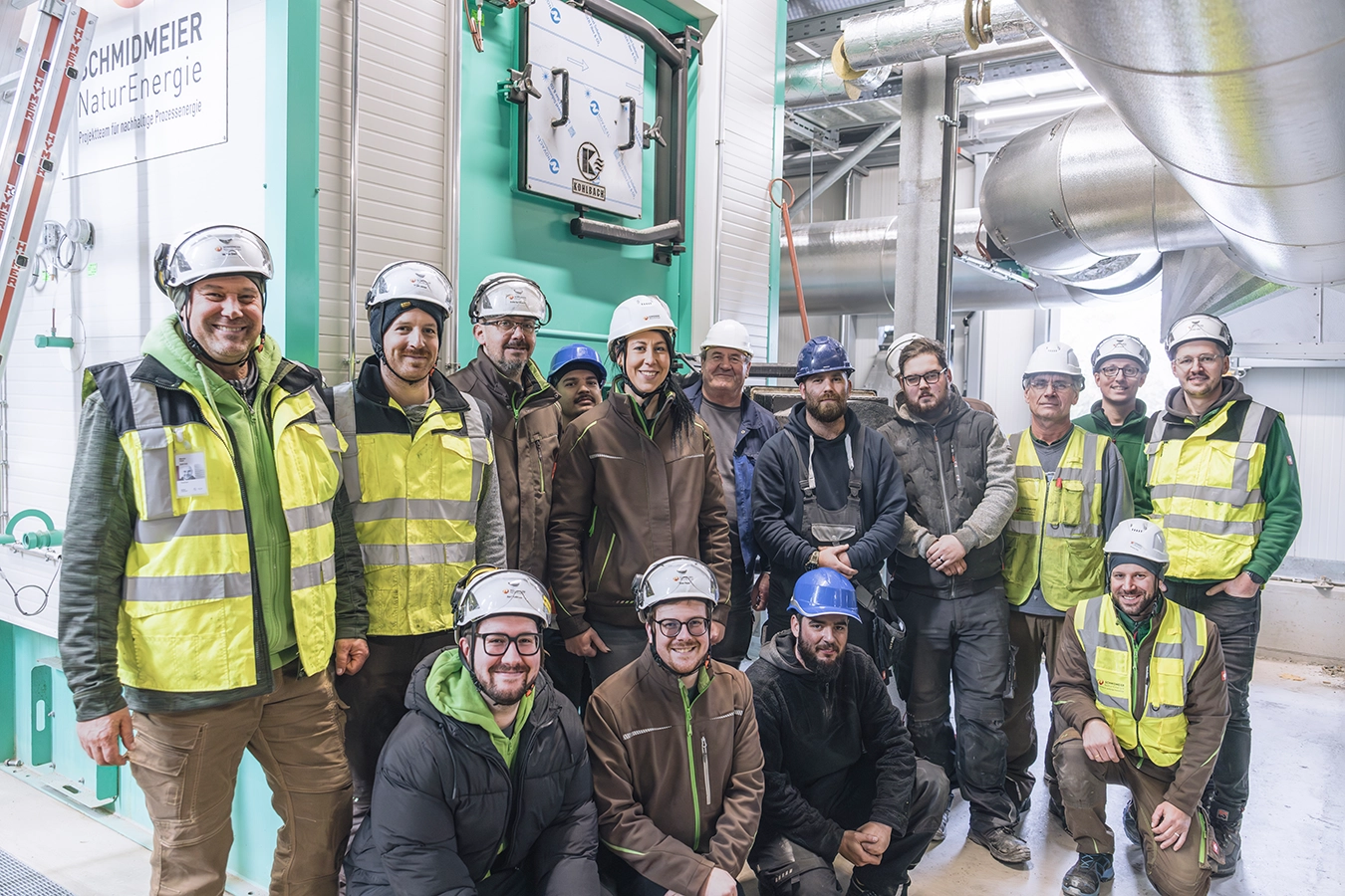 Das gesamte Projektteam der Schmidmeier NaturEnergie, das die Anlage in Dingolfing betreut hat. Innerhalb der Anlage.