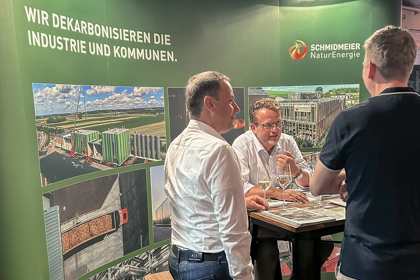Mitglieder von Team Schmidmeier und Besucher auf dem deutschen Großwärmepumpen-Kongress 2026 in Berlin.