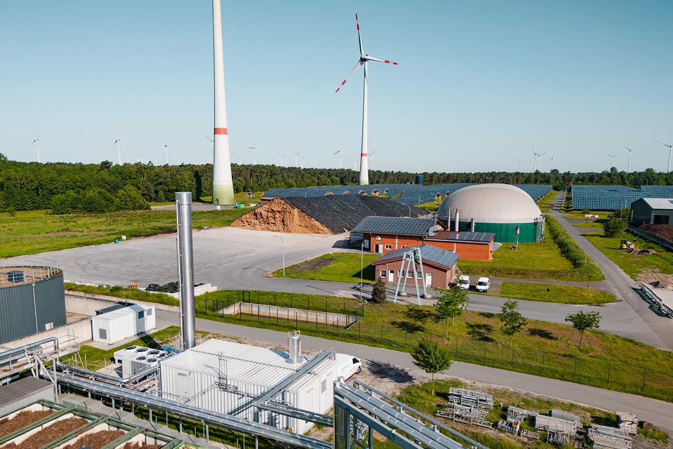 die Biogasanlage der Entsrogungsgesellschaft Steinfurt im Sonnenaufgang