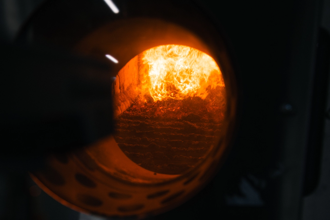 Feuerkessel mit brennendem Feuer.