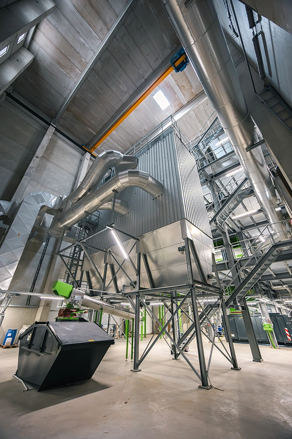 Der Innenraum einer Biomasseanlage in Bremen. Man erkennt verschiedenste Metallkonstruktionen die Kessel und Rohre Stabilität verleihen.