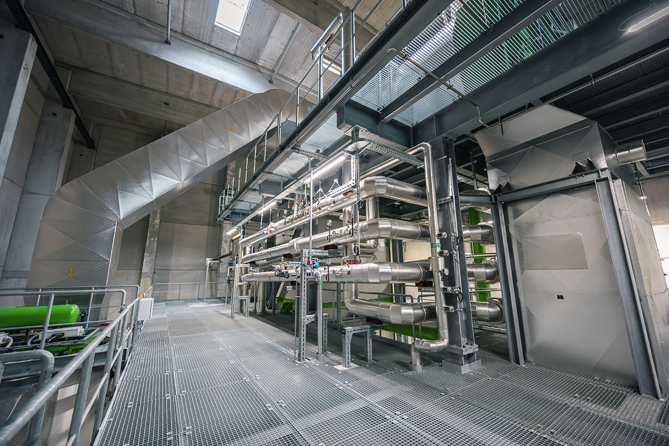 Der Innenraum einer Biomasseanlage in Bremen. Man erkennt verschiedenste Metallkonstruktionen die Kessel und Rohre Stabilität verleihen.