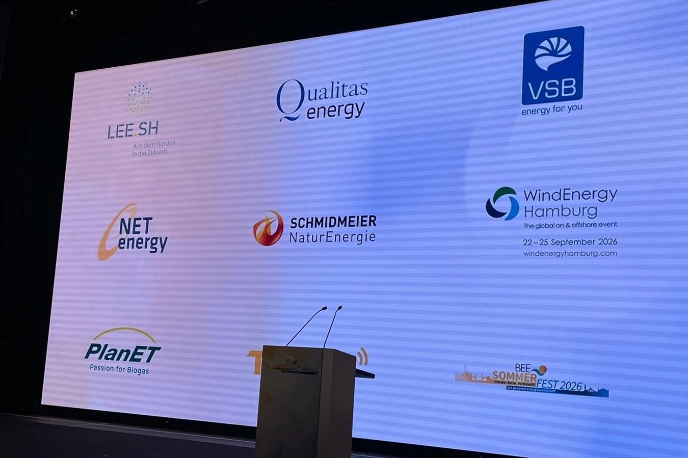 Das Logo der Schmidmeier NaturEnergie GmbH auf der BEE Versammlung 2026
