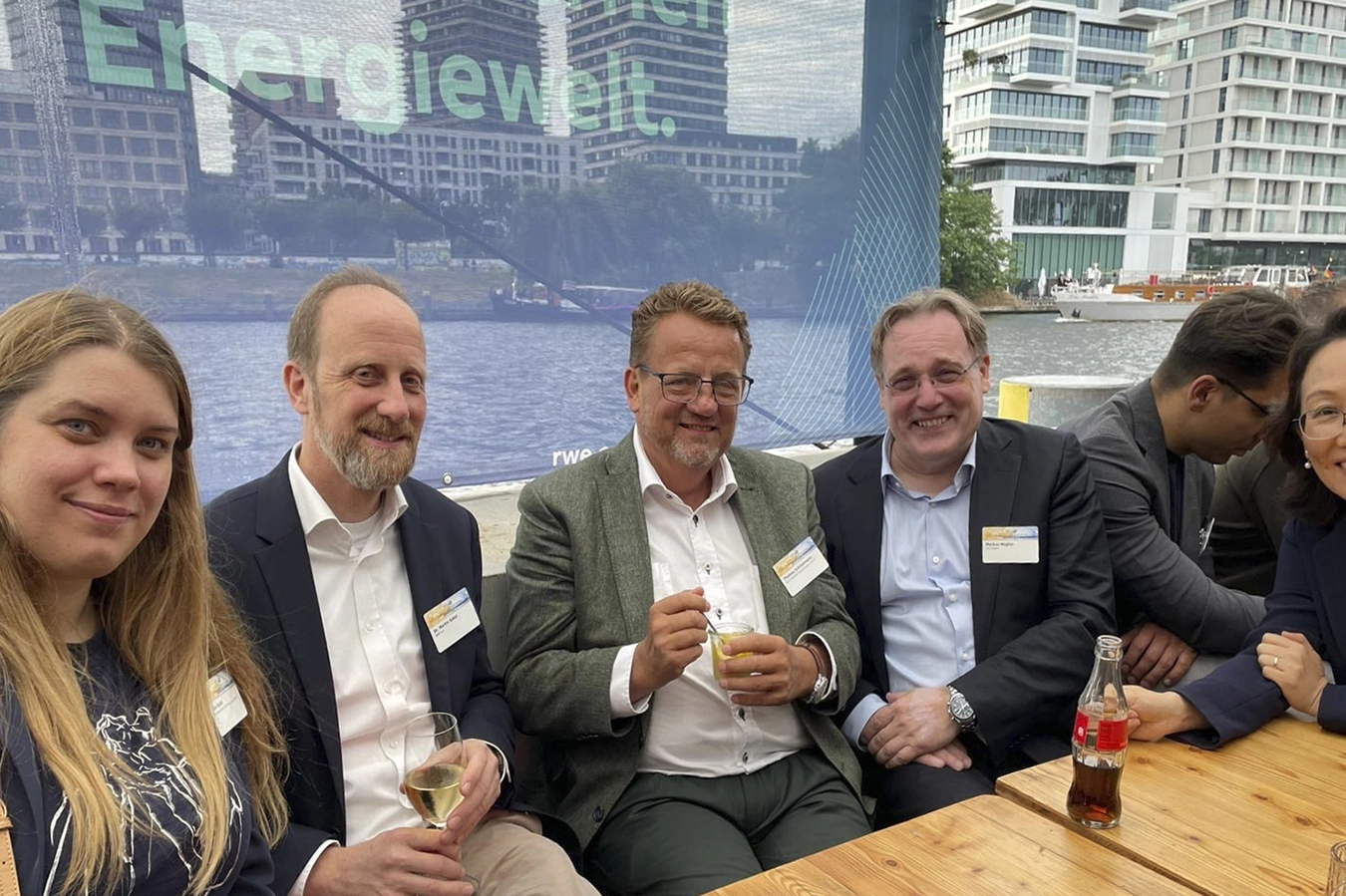 Gruppenfoto auf dem BEE Sommerfest 2026 in Berlin. In der Mitte: Thomas Schmidmeier