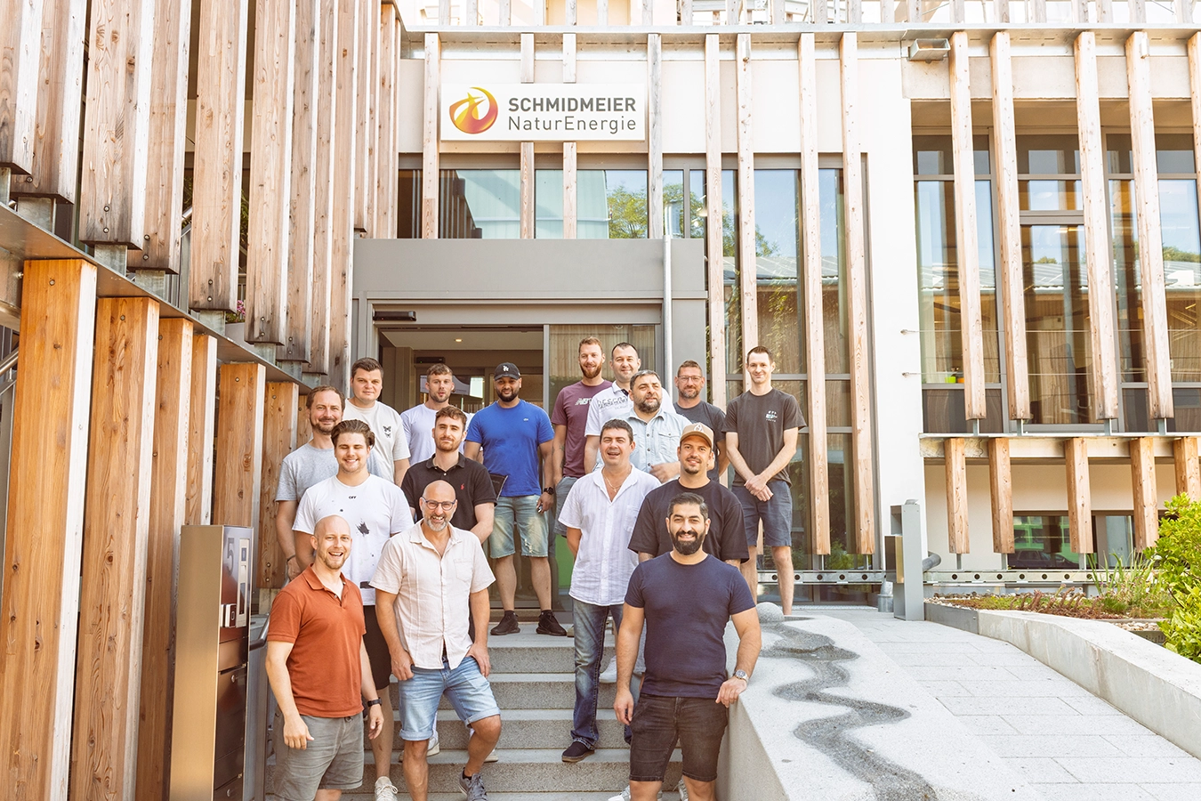 Gruppenfoto mit den Teilnehmer der Intensiv-Schulung Kesselbetriebstechnik bei Schmidmeier NaturEnergie in Zeitlarn. Juni 2026.