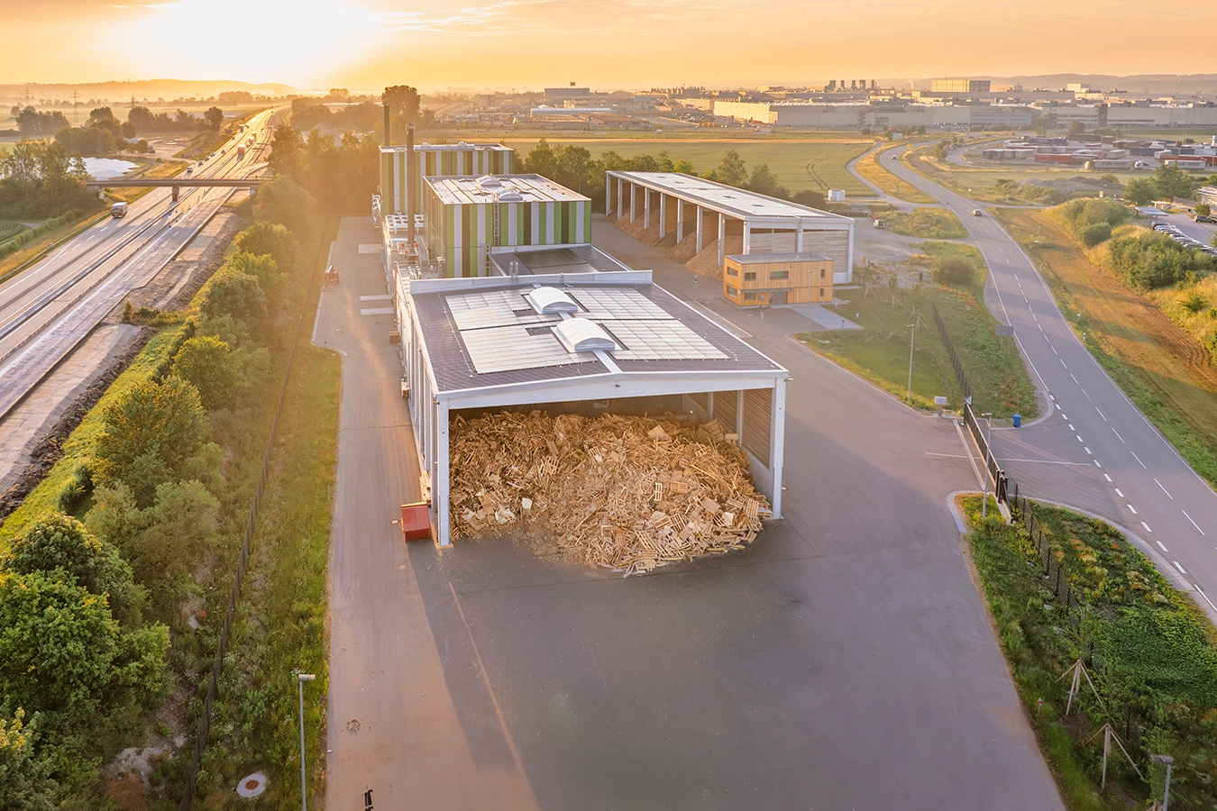 Fertige Anlage in Dingolfing mit Brennstofflager, befüllt mit gebrauchten Paletten. Lager der Anlage an der A92.