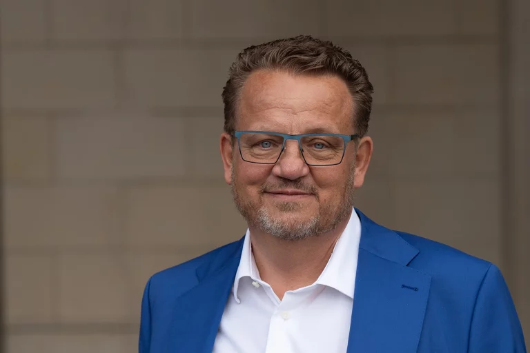 Ein Portraitfoto von Thomas Schmidmeier, Geschäftsführer der Schmidmeier NaturEnergie