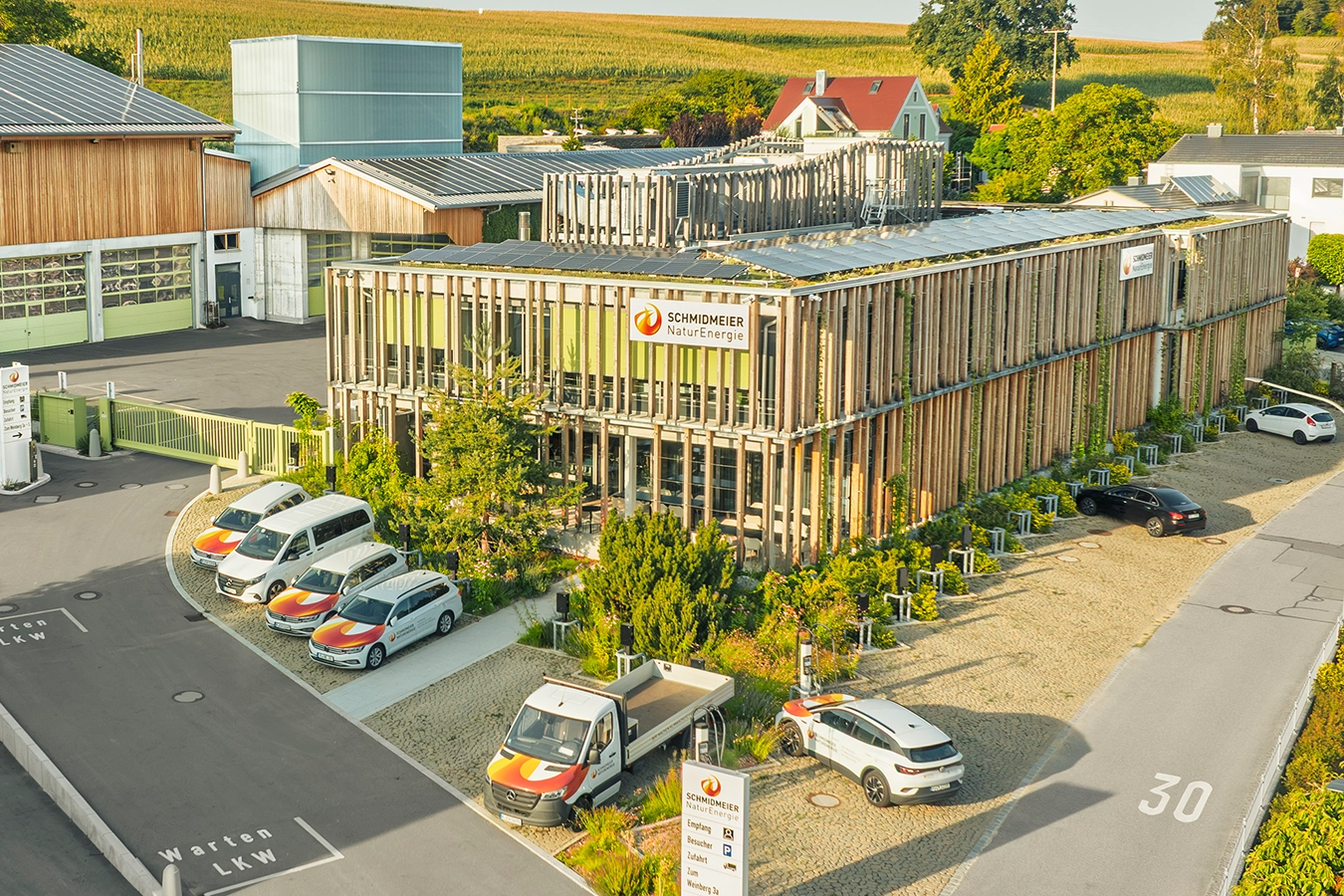 Blick auf das Firmengebäude der Schmidmeier NaturEnergie in Zeitlarn bei Regensburg im Sommer 2026
