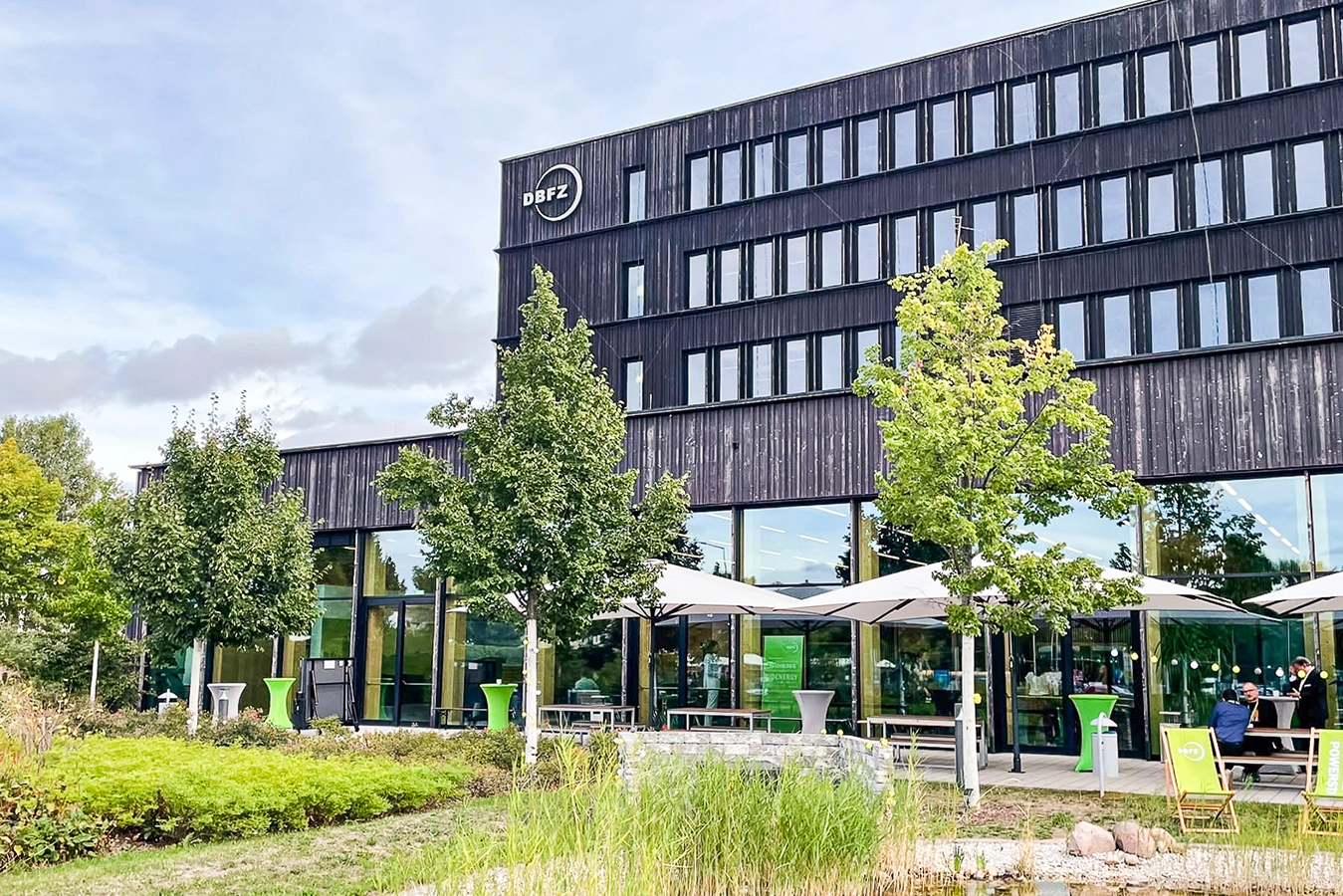 Blick auf die Fassade des DBFZ - Deutsches Biomasse-Forschungs-Zentrum in Leipzig. Im Rahmen der DBFZ Jahrestagung 2026.