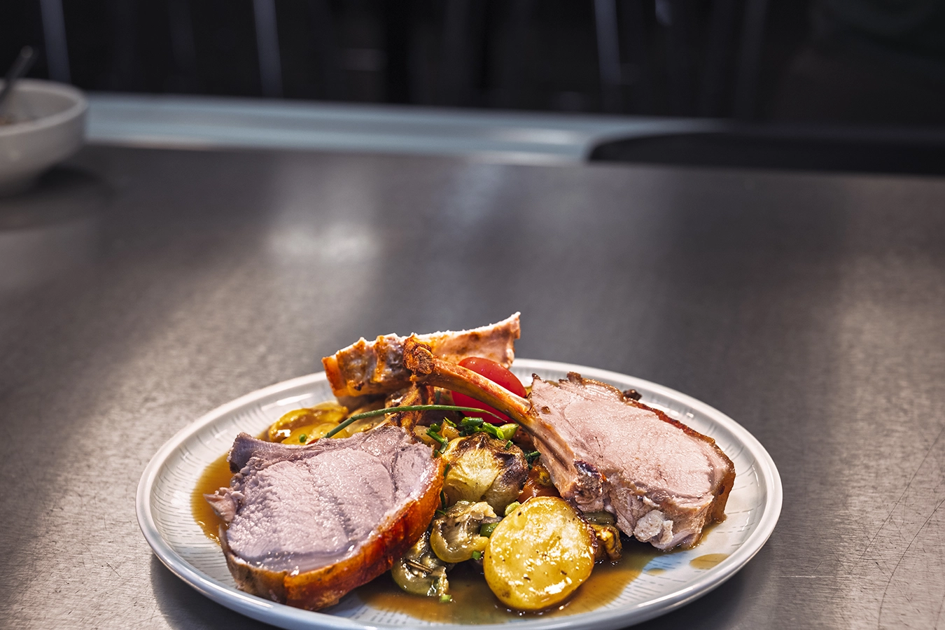Spanferkel mit Gemüse serviert im Bistro der Schmidmeier NaturEnergie in Zeitlarn