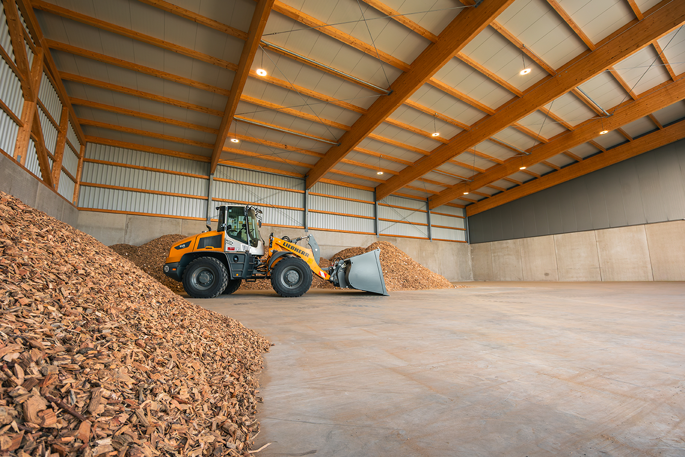 Blick in das Brennstofflager des Biomasse-Heizwerk der Schmidmeier NaturEnergie für die JET Formteile GmbH in Hüllhorst