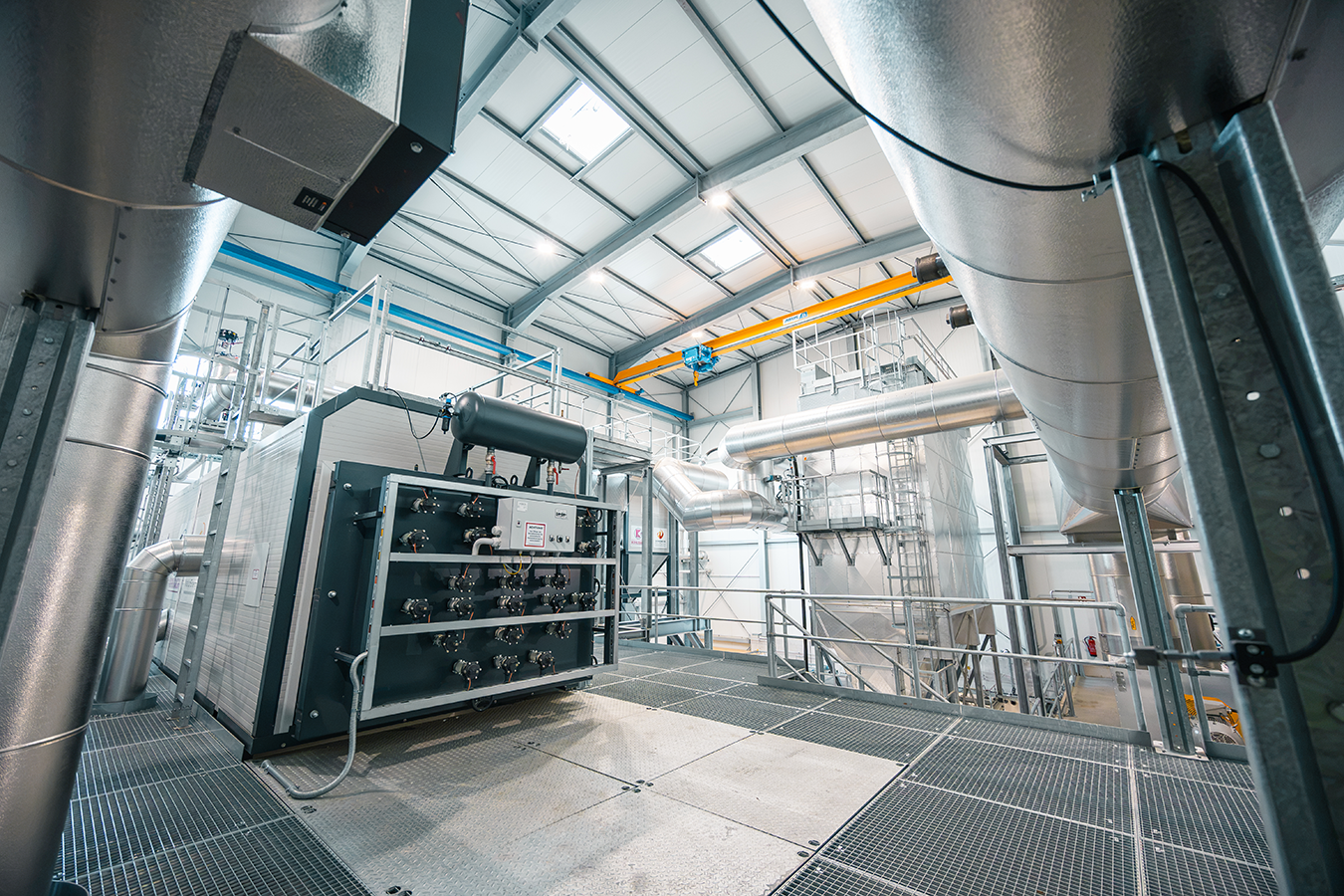 Innenansicht des Biomasse-Heizwerk der Schmidmeier NaturEnergie für die JET Formteile GmbH in Hüllhorst