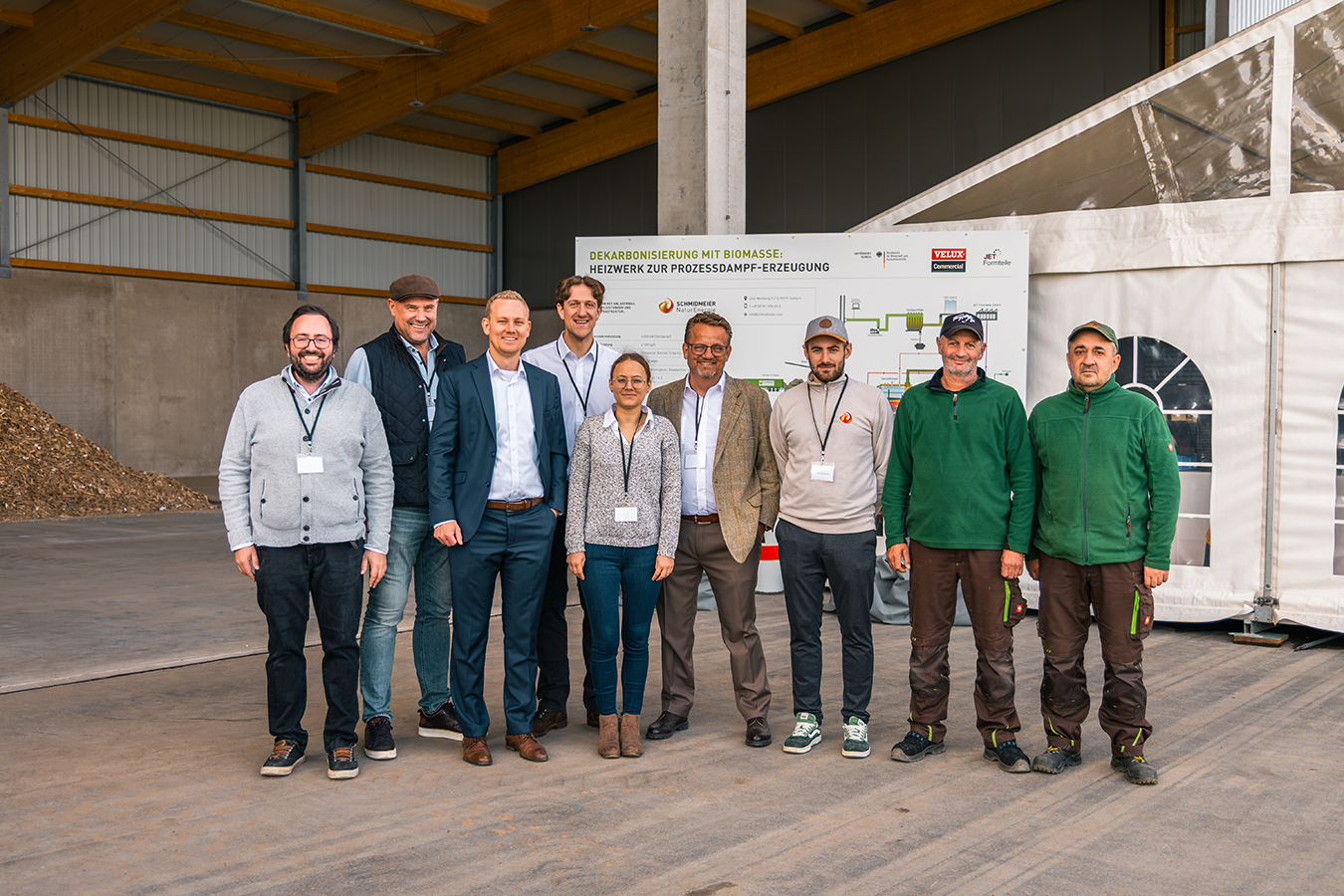 Das Projektteam der Schmidmeier NaturEnergie bei der Einweihung des Biomasse-Heizwerk in Hüllhorst bei der Firma JET Formteile GmbH am 14. Oktober 2026